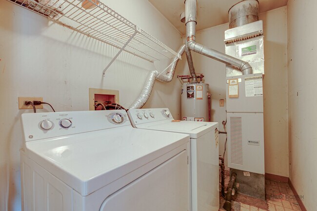 Building Photo - 614 Le Parc Cir