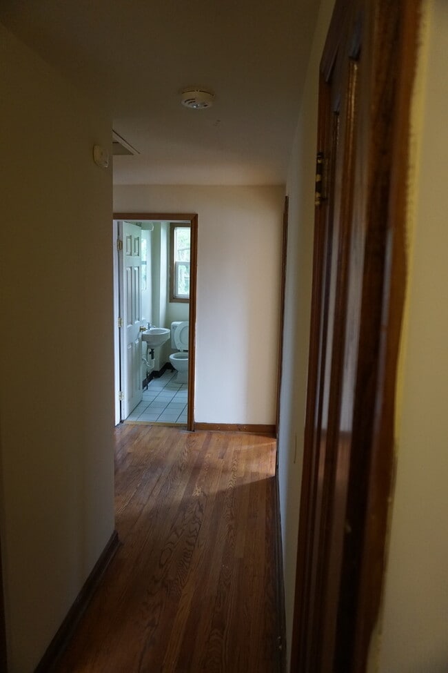 Building Photo - 4 bedroom 1 1/2 bath single family house with yard.