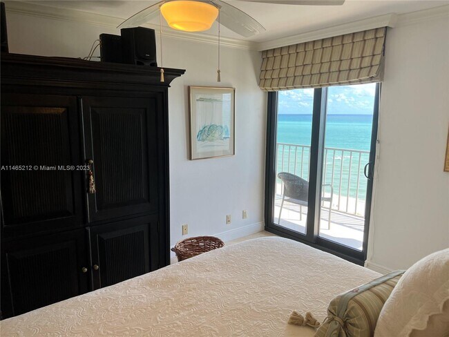 Building Photo - 2625 Collins Ave