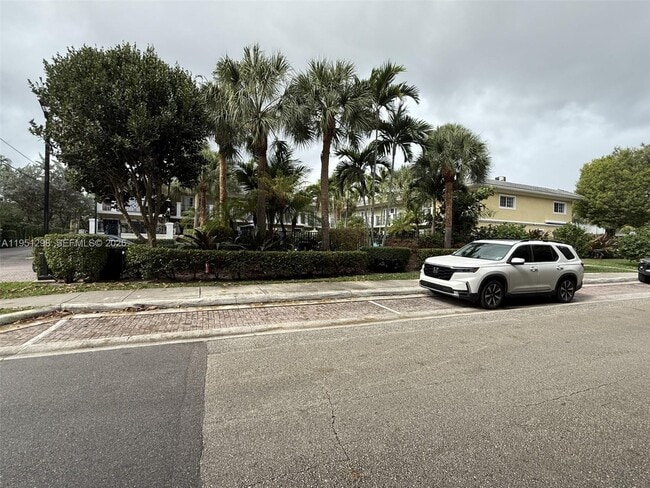 Building Photo - 1000 Palm Trail