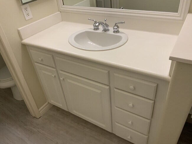 Building Photo - Beautiful Valencia Townhome in the Highly Desirable Village Walk Community