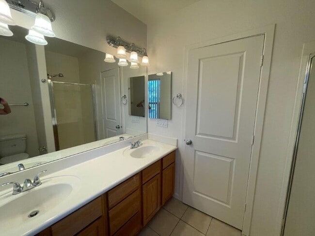 Building Photo - 330 S Farmer Ave