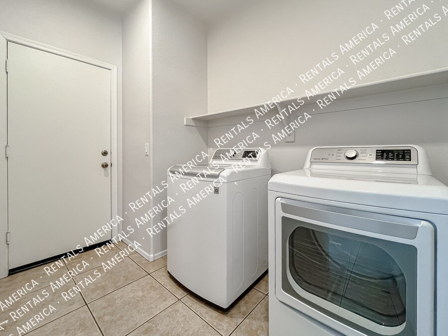 Building Photo - 9765 E Knowles Ave