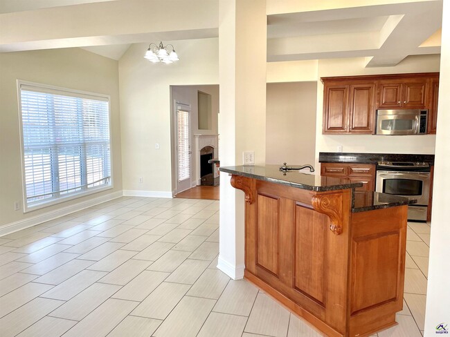 Building Photo - 300 Pembroke Pointe