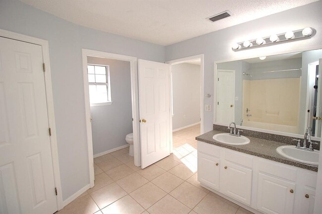 Building Photo - 12 Round Table Ln