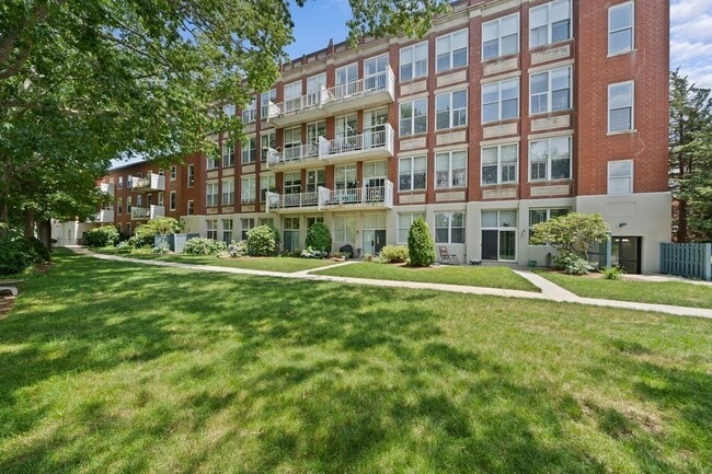 Building Photo - 100 Parks St