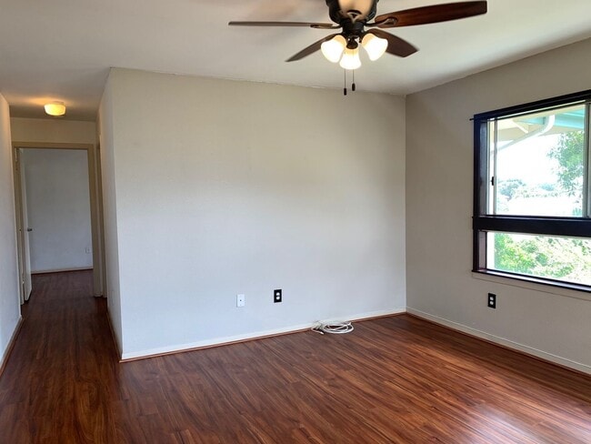 Building Photo - 2 bed 1 bath with 2 assigned parking in Ma...
