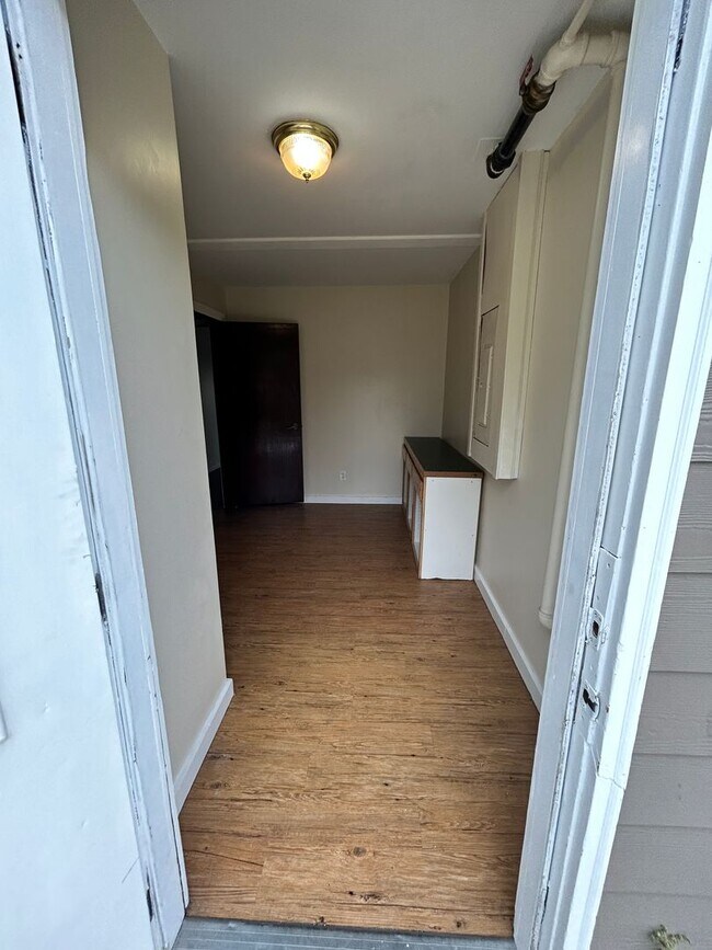 Building Photo - 529 W River Rd