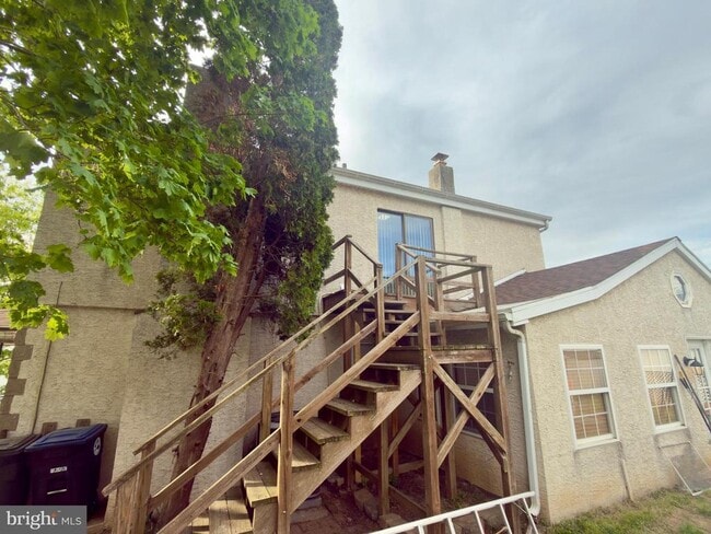 Building Photo - 422 W 6th Ave