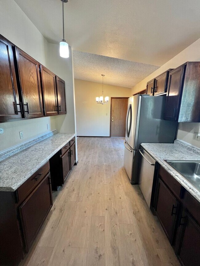 Building Photo - Beautiful 4 Bed, 2 Bath House in South Fort Collins! Avail. June 10th!