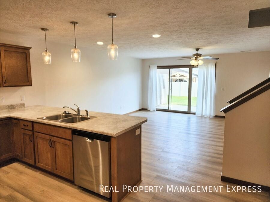 Building Photo - 3 Bedroom 2.5 Bathroom Townhome