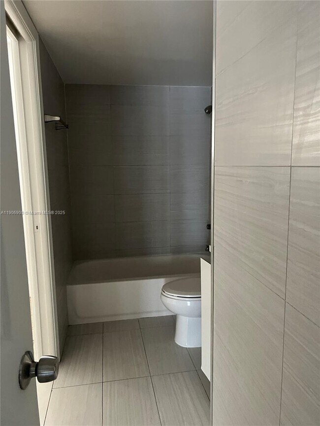 Building Photo - 395 NE 21st St