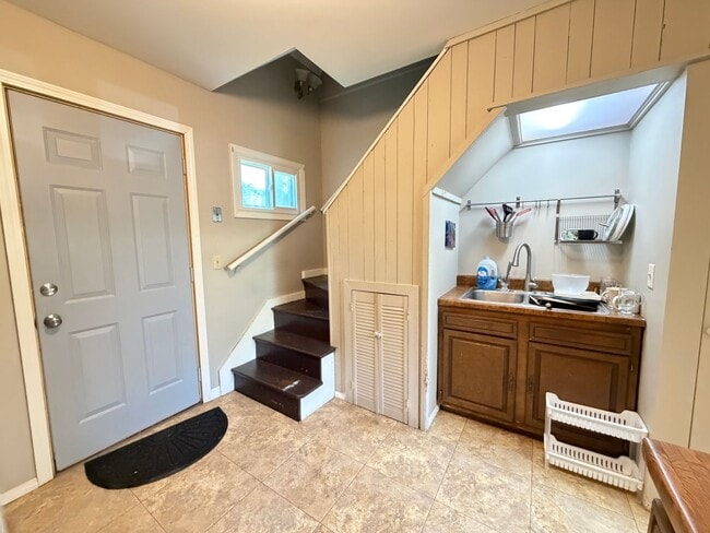 Building Photo - 2 Bedroom Home - Open August 1st!