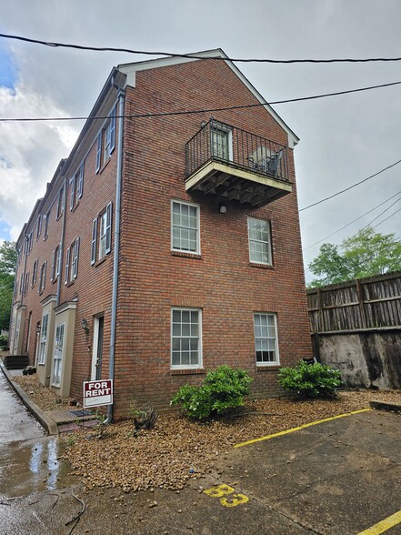Building Photo - 613 University Dr