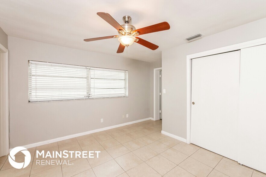 Building Photo - 2471 NW 16th St