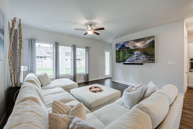 Building Photo - 21820 Enchanted Rock Dr N