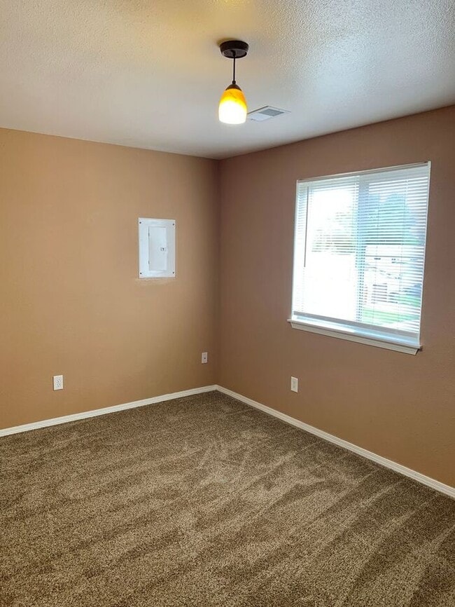 Building Photo - RENOVATED and SPACIOUS 3 bed and 1.5 bath Apartment!!