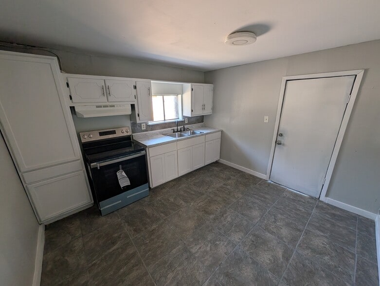 Building Photo - 1011 Reynosa St