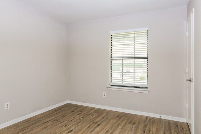Building Photo - 2325 Woodhollow Ave