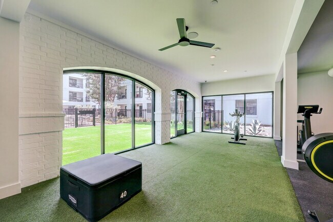 Building Photo - 2137 Pelham Dr