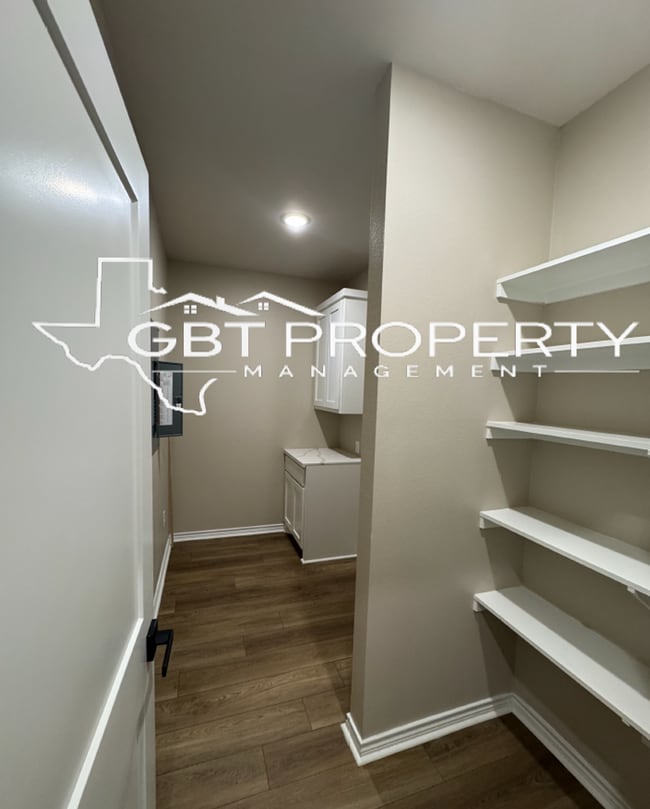 Building Photo - 206 S Tucker Ln