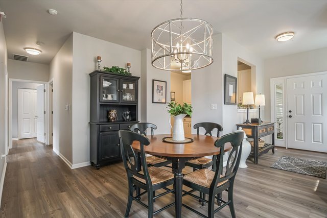 Building Photo - 2562 Golf Ridge Cir