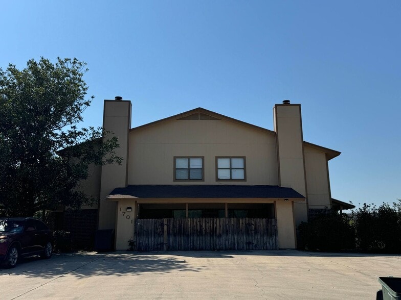 Primary Photo - 1701 Cedarview Cir