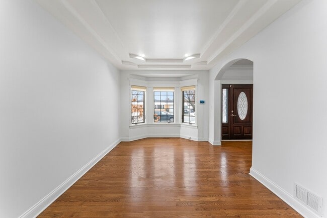 Building Photo - 9743 Oak Park Ave