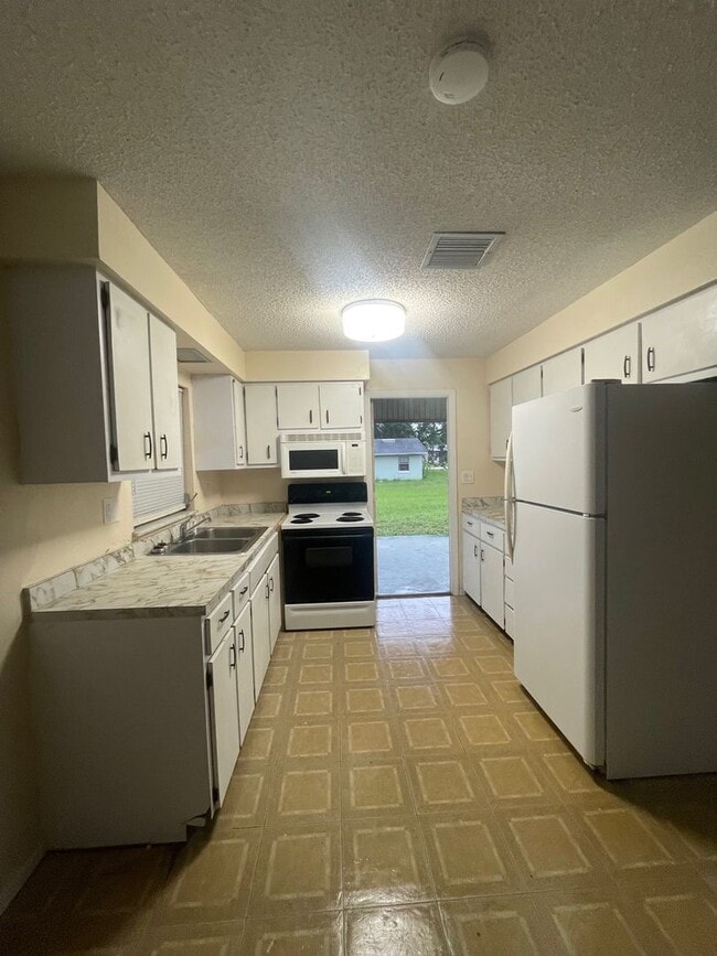 Building Photo - 2 Bed 1 Bath | Large Yard | Washer/Dryer H...