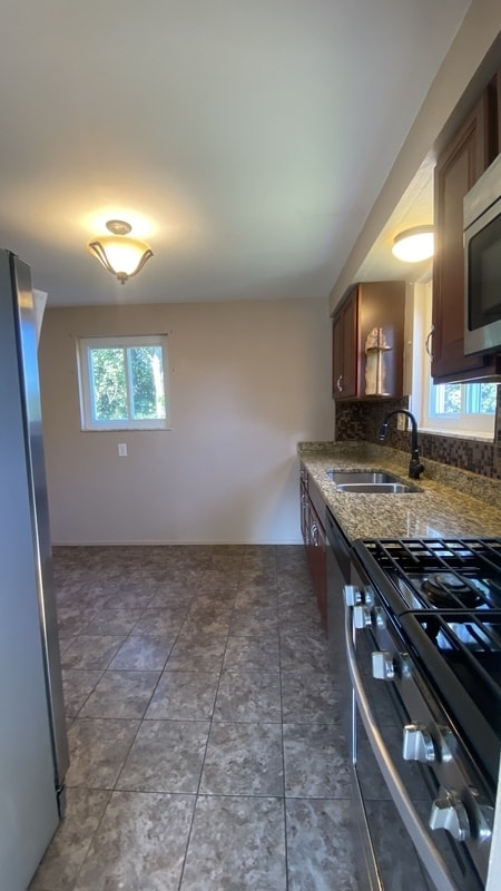 Building Photo - 121 Lois Dr