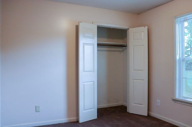 Building Photo - Charming 4 bedroom, 2 bathroom home in Greensboro w lake front views