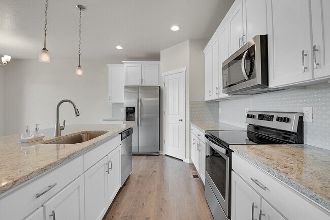 Building Photo - $2,895.00 - $500 OFF First Month's Rent - ...