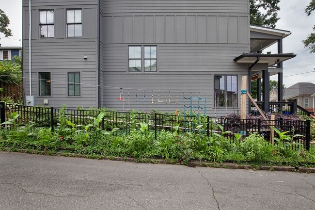 Building Photo - Stunning 4/3.5 Home in Highly Sought-After Area w/ 1300 Sq Ft of Outdoor Space!