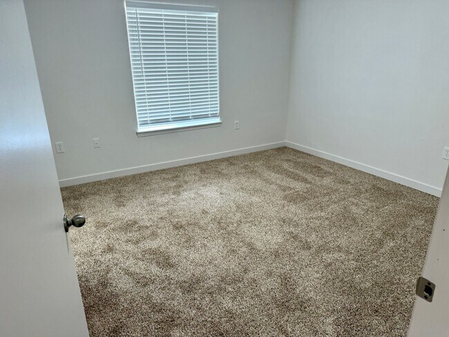 Building Photo - Amazing Remodel-5 Bed 3 bath duplex unit