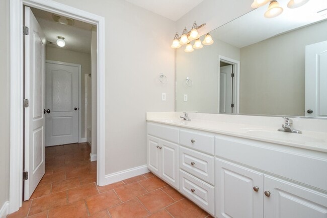 Building Photo - 823 Landing Dr