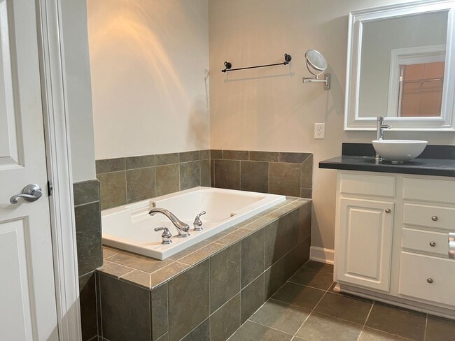 Building Photo - Spacious 3 Bed | 3.5 Bath End Unit Townhom...