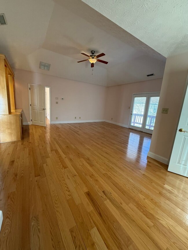 Building Photo - 4-bedroom, 3.5-bathroom home nestled in de...