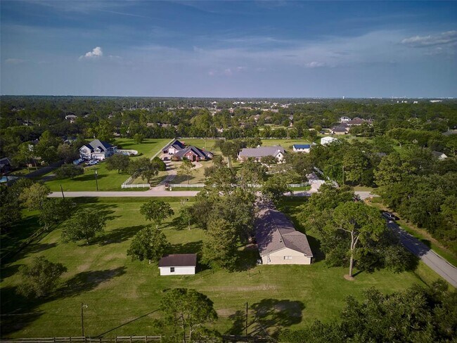 Building Photo - 902 Clover Ridge Ave