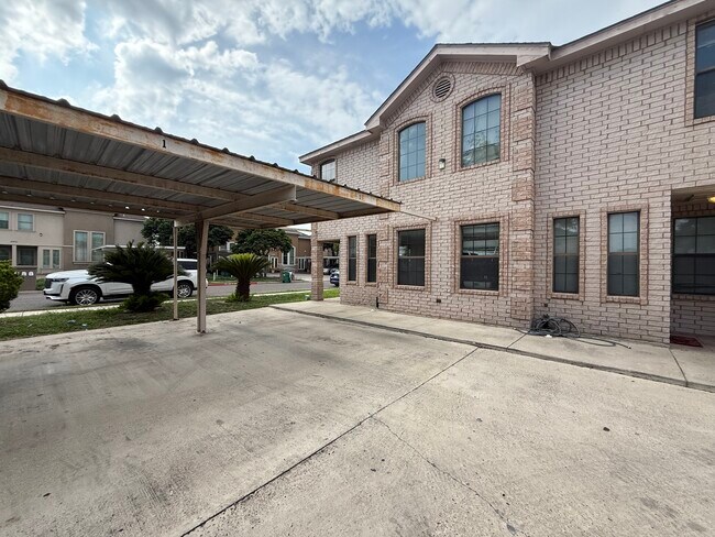 Building Photo - 1502 W Kiwi