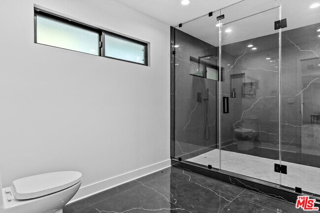 Building Photo - 18101 Green Meadow Dr