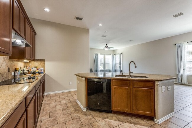 Building Photo - 14625 Riverside Dr