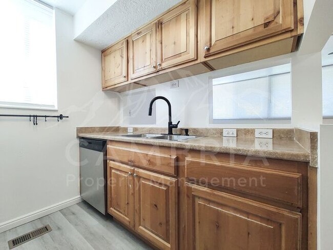 Building Photo - Cozy Updated 2 BR 1BA Condo in West Valley