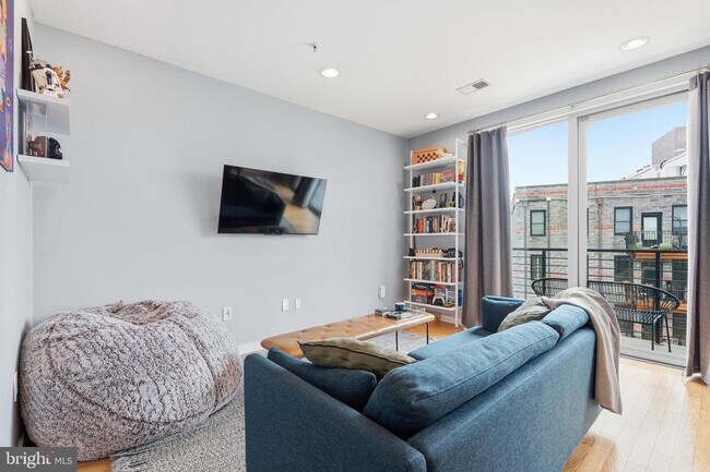 Building Photo - Live in one of DC's most vibrant neighborhoods from this sun-filled 1BR | 1BA condo