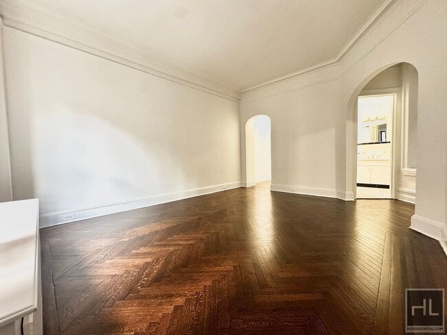 Building Photo - 166 W 72nd St