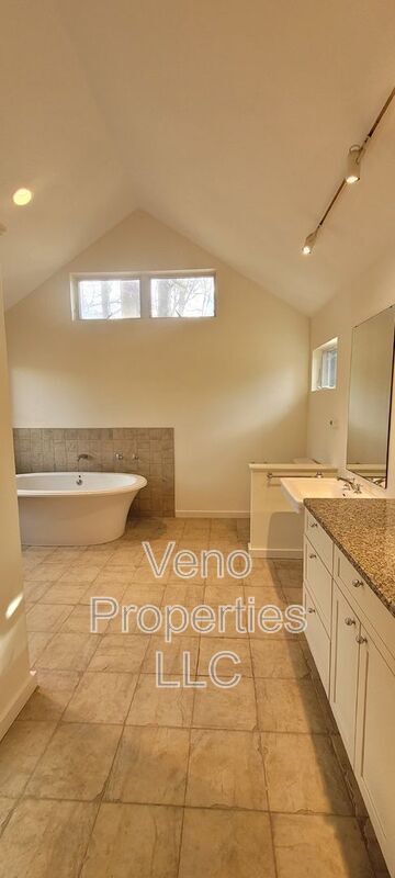 Building Photo - 16 Maple Ave