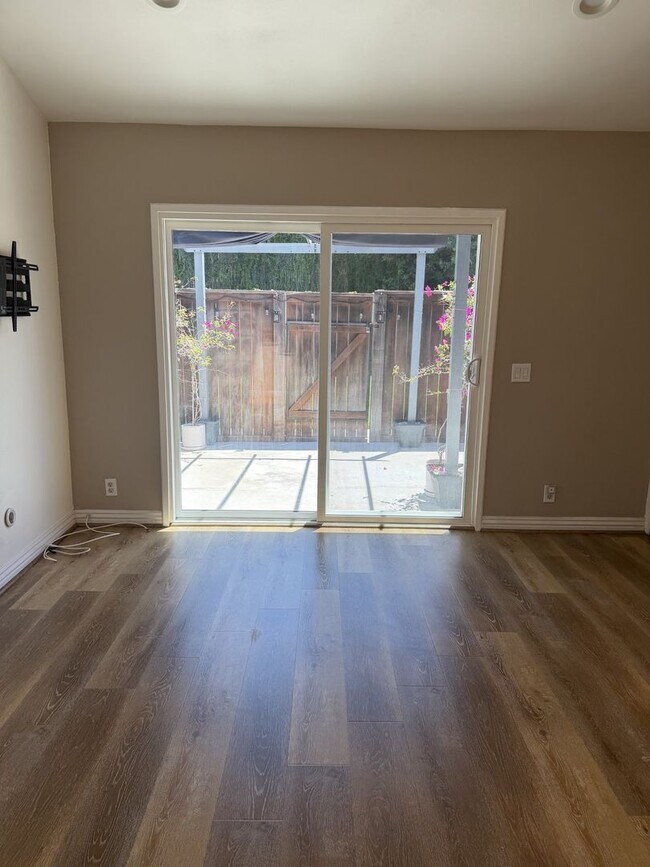 Building Photo - Updated modern townhouse 3 bed 1.5 bath