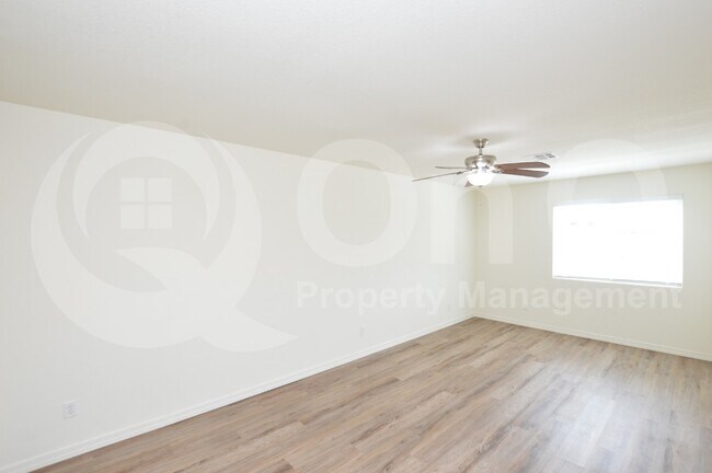 Building Photo - 3225 E Earll Dr