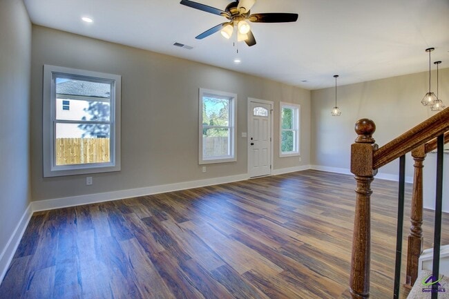 Building Photo - 523 E Chappell St