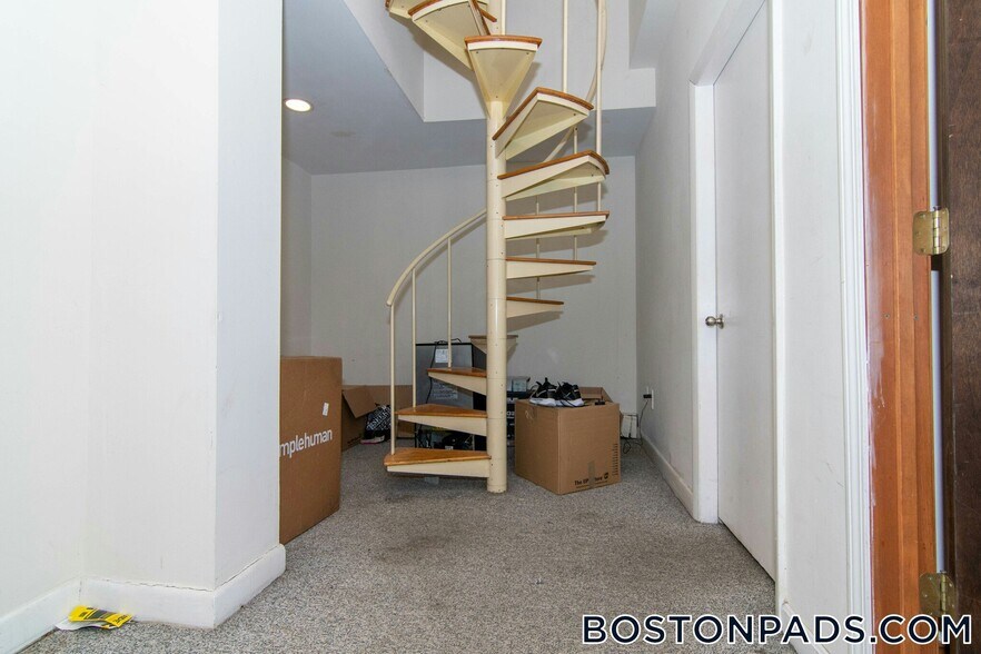 Building Photo - 448 Park Dr