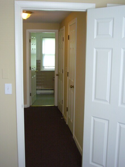 Building Photo - 24 Hobart Ln